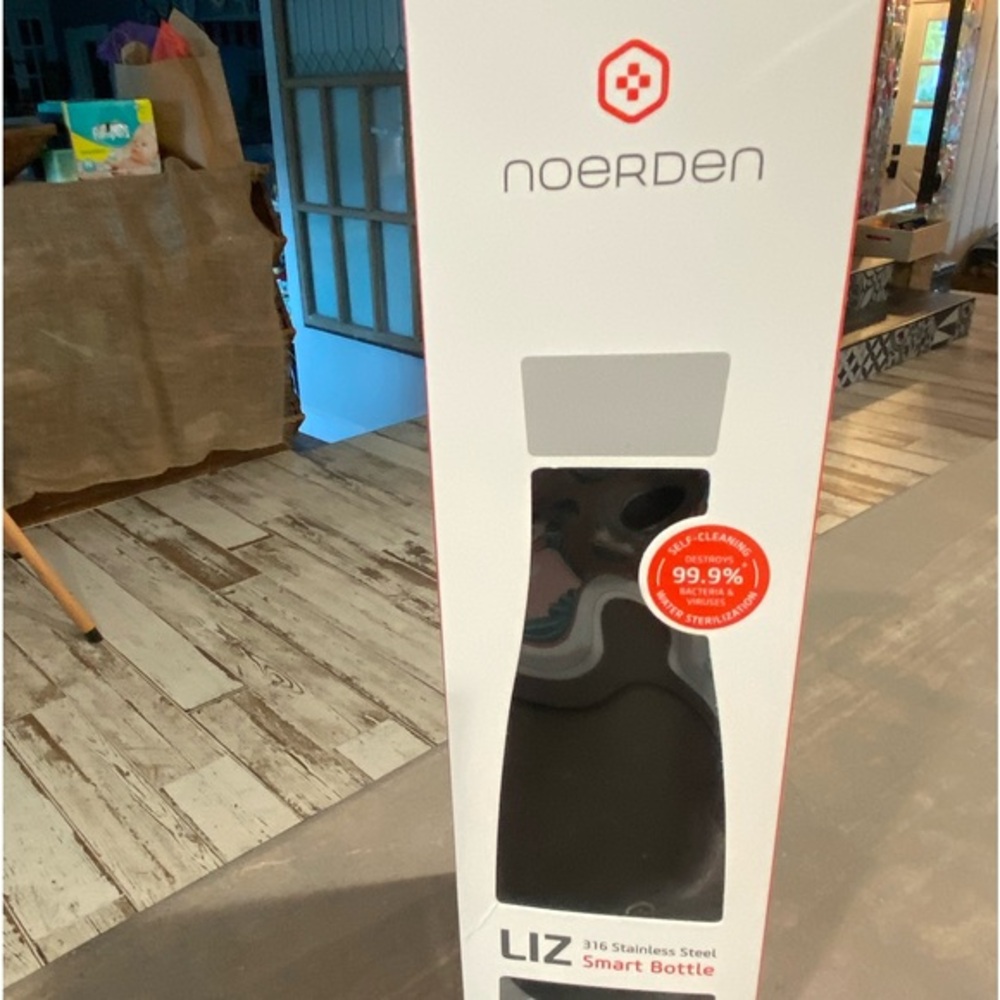 LIZ self cleaning water bottle by NOERDEN🖤perfect for travel or at home! Unisex